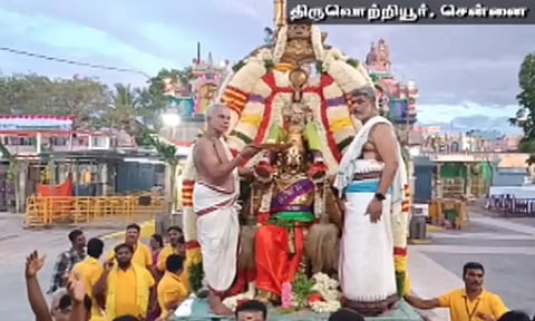 கருட சேவையின்போது பெருமாள் சிலை சரிந்ததால் பரபரப்பு