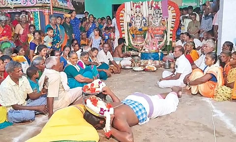 புதுச்சேரி அருகே கோவில் விழாவில் பாம்பு நடனமாடிய பூசாரிகள்