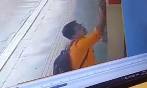 கெஜ்ரிவாலுக்கு கொலை மிரட்டல் விடுக்கும் வகையில் வாசகம்- வாலிபர் கைது