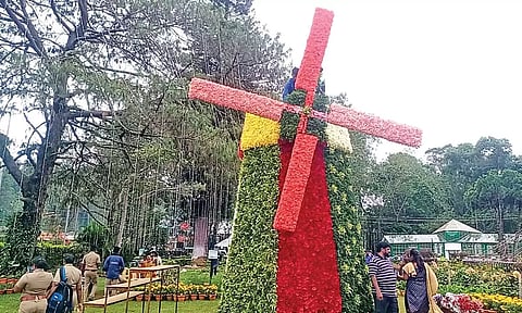 கோடைவிழா மலர் கண்காட்சி தொடங்கியது- மலர்களால் உருவான காற்றாலை, கடல் வாழ் உயிரினங்களை கண்டு ரசித்த சுற்றுலா பயணிகள்