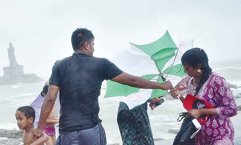 குமரி மாவட்டத்தில் தொடர்ந்து கடல் சீற்றம்- கடற்கரை பகுதிகள் வெறிச்சோடின