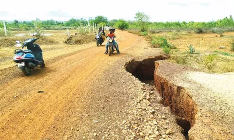 ஆபத்தான சாலையால் வாகன ஓட்டிகள் அச்சம்- சீரமைக்க கோரிக்கை