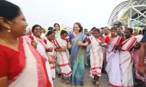 தேர்தல் பிரசாரத்தின்போது பெண்களுடன் நடனமாடிய பிரியங்கா காந்தி