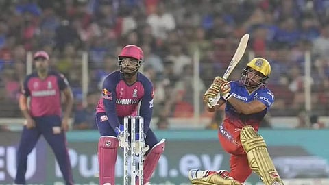 கடைசியில் அதிரடி காட்டிய லோம்ரோர்- ராஜஸ்தானுக்கு 173 ரன்கள் இலக்கு நிர்ணயித்தது ஆர்சிபி