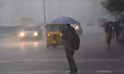 காற்றழுத்த தாழ்வுப்பகுதி எதிரொலி- தமிழகத்தில் இன்று மிக கனமழைக்கு வாய்ப்பு