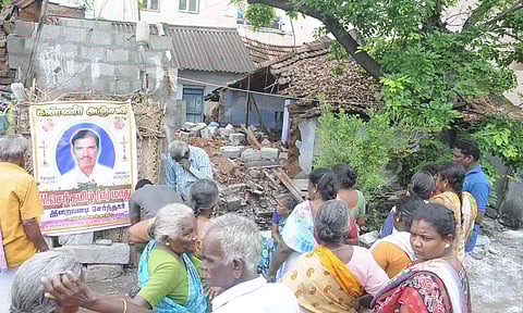 சேலத்தில் மழைக்கு வீடு இடிந்து தொழிலாளி பலி