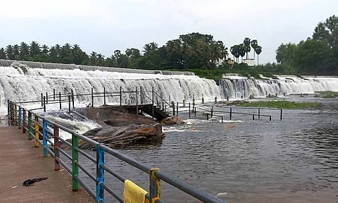 பவானி ஆற்றில் வெள்ளப்பெருக்கு- கொடிவேரி தடுப்பணையில் சுற்றுலா பயணிகள் குளிக்க தடை