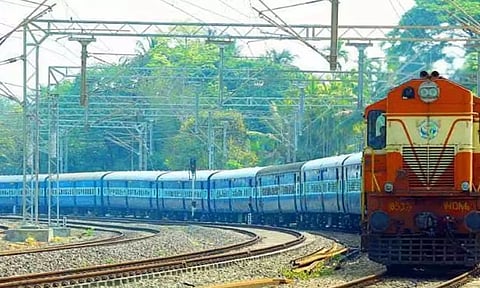 நெல்லையில் குருவாயூர் ரெயிலில் மோதல்: மதுபோதையில் இருந்த கேரள நடன கலைஞர்களிடம் விசாரணை