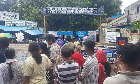 படகுத்துறையில் காத்திருந்த சுற்றுலா பயணிகள்.