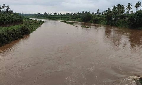 மேட்டுப்பாளையம் பவானி ஆற்றில் வெள்ளம் பெருக்கெடுத்து ஓடும் காட்சி.