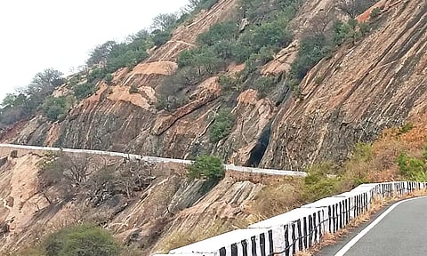 திருச்செங்கோடு மலை செந்நிறமாக திகழ புராணம் சொல்லும் காரணம் என்ன தெரியுமா?