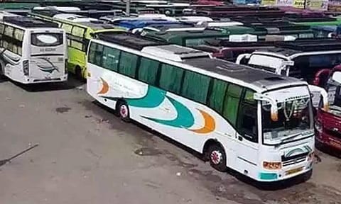 பஸ் நிறுத்தத்தில் நிறுத்தாத 8 பஸ்களுக்கு அபராதம்- போக்குவரத்து போலீசார் அதிரடி