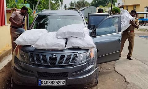 விபத்தில் சிக்கிய சொகுசு கார்களில் மூட்டை மூட்டையாக போதைப்பொருட்கள்