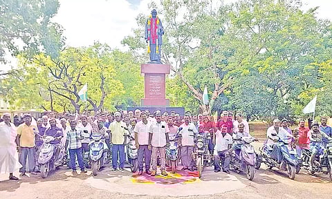 தமிழ்நாடு வணிகர் சங்கம் மற்றும் தமிழ்நாடு மாற்றுத்திறனாளிகள் சங்கம் சார்பில் சி.பா.ஆதித்தனார் சிலைக்கு மாலை அணிவித்து மரியாதை செலுத்தினர்.