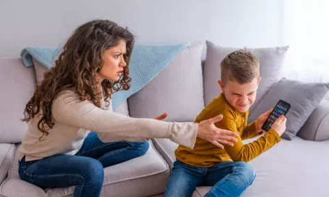 மொபைலை கொடுத்து குழந்தைகளை அமைதியாக்கும் பெற்றோரா நீங்கள்....உஷார்