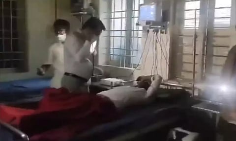 மின்தடை எதிரொலி: செல்போன் டார்ச் வெளிச்சத்தில் நோயாளிகளுக்கு சிகிச்சை