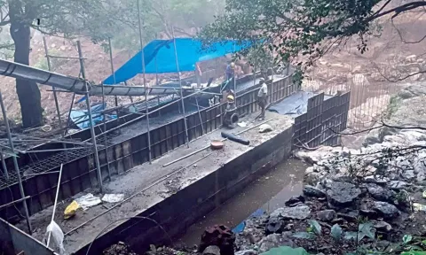 சிலந்தி ஆற்றில் தடுப்பணை- பணியை நிறுத்த அதிரடி உத்தரவு