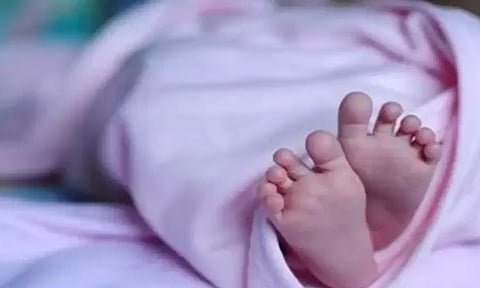 பெற்ற குழந்தையை  5000 ரூபாய்க்கு விற்ற பழங்குடியினப் பெண்.. அதிர்ச்சி!