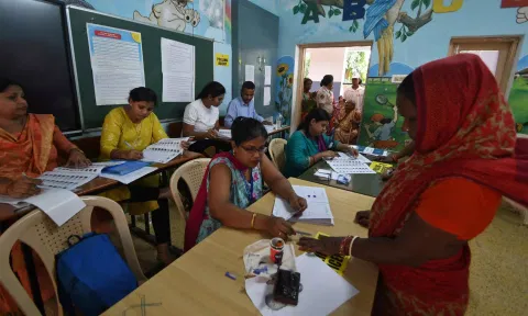 6ம் கட்ட பாராளுமன்ற தேர்தல் வாக்குப்பதிவு நிறைவு- 5 மணி வரை 57.70% வாக்குப்பதிவு