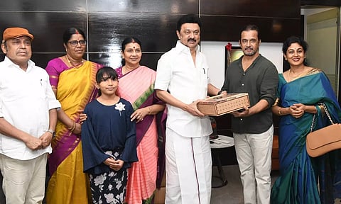 முதலமைச்சரை இல்லத் திருமணத்திற்கு நேரில் சென்று அழைத்த அர்ஜூன், தம்பி ராமையா