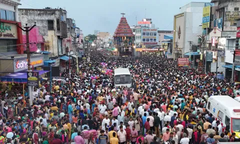 காஞ்சிபுரம் வரதராஜ பெருமாள் கோவில் தேரோட்டம் கோலாகலம்