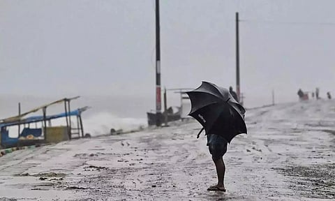 நெருங்கும் ரீமால் புயல்- வங்க தேசத்தில் லட்சக்கணக்கானோர் வெளியேற்றம்