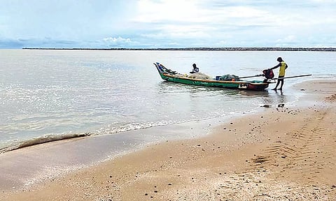 10 நாட்களுக்கு பிறகு கடலுக்கு சென்ற பைபர் படகு மீனவர்கள்