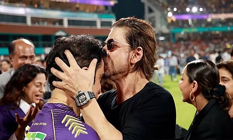 ஐபிஎல் கோப்பையை தட்டித் தூக்கிய கேகேஆர் - காம்பீரின் நெற்றியில் முத்தமிட்ட ஷாருக்.. நெகிழ்ச்சி வீடியோ