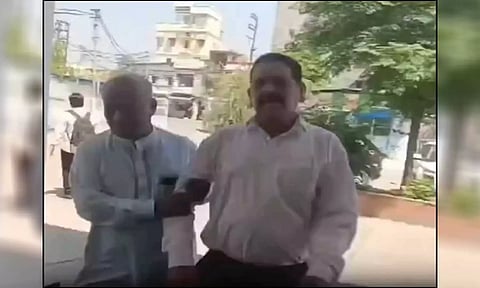 பாஜகவுக்கு 400 சீட்டு.. மனநலம் பாதிக்கப்பட்டவர் மருத்துவமனையில் அனுமதி - வைரல் வீடியோ