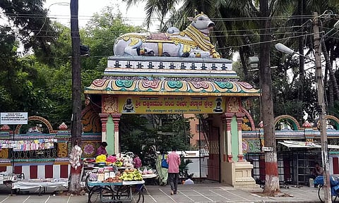 லிங்கத்திற்கு அபிஷேகம் செய்யும் நந்தி...