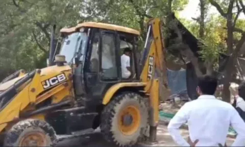 நாய் கடித்ததில் 4 வயது சிறுமி மரணம்: இறைச்சி கடைகளை இடித்த கான்பூர் மாநகராட்சி