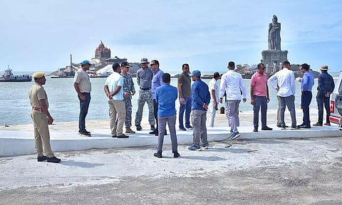 கன்னியாகுமரி படகு தளத்தில் டெல்லியில் இருந்து வந்த சிறப்பு பாதுகாப்பு படை அதிகாரிகள் ஆய்வு செய்த காட்சி.