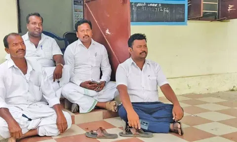 "இது உனது மகளே இல்லை" என கூறியதால் ஆத்திரம்: மகளுடன் வந்த தந்தை தாசில்தார் அலுவலகம் முன்பு தர்ணா