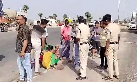 நடுரோட்டில் தந்தை உடல் அருகே அழுது துடித்த 2 வயது சிறுவன்