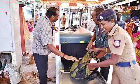 விவேகானந்தர் மண்டபத்திற்கு படகுகள் வழக்கம்போல் இயக்கம்: சுற்றுலா பயணிகள் பேக் கொண்டு செல்ல தடை