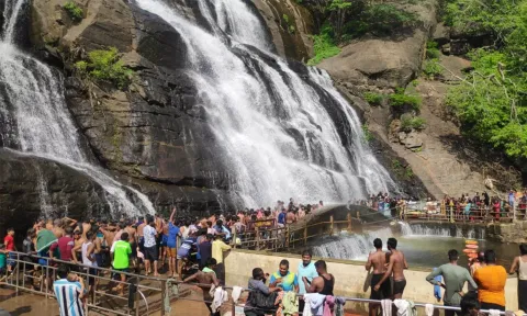 சீசன் தொடங்கியதால் குற்றாலம் அருவிகளில் குவிந்த சுற்றுலாப் பயணிகள்