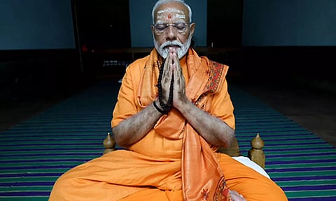 காவி உடை - ருத்ராட்சம் - துறவி கோலம் - சூரிய வழிபாட்டுடன் தியானத்தை தொடங்கிய மோடி