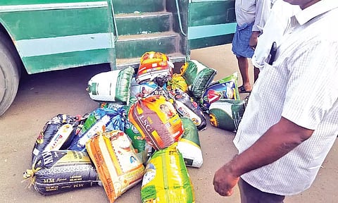 நாகையில் இருந்து காரைக்காலுக்கு கடத்தி செல்லப்பட்ட 800 கிலோ ரேசன் அரிசி மூட்டைகள் பறிமுதல்