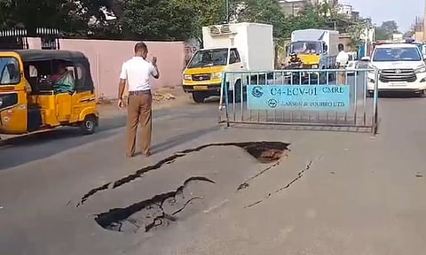 வடபழனி- கோடம்பாக்கம் பிரதான சாலையில் ஏற்பட்ட திடீர் பள்ளம்