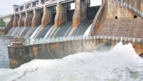 கிருஷ்ணகிரி அணையில் இருந்து பாரூர் ஏரிக்கு விநாடிக்கு 300 கனஅடி தண்ணீர் திறப்பு