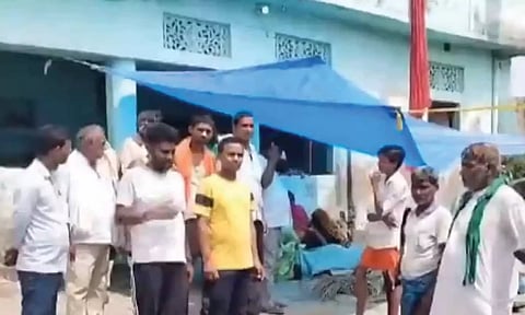 தாய் உயிரிழந்த போதும் வாக்களித்துவிட்டு இறுதிச் சடங்கு செய்த மகன்