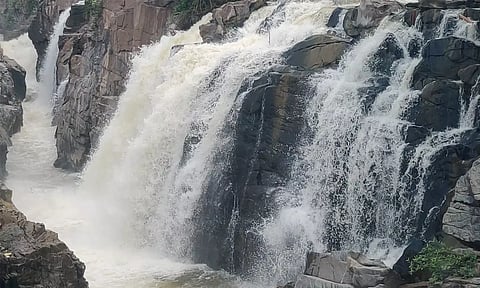 நீர்வரத்து அதிகரிப்பு: ஒகேனக்கல்லில் குவிந்த சுற்றுலாப் பயணிகள்