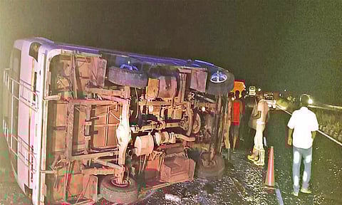 மேலூர் அருகே சுற்றுலா வேன் கவிழ்ந்து ஒருவர் பலி,10 பேர் படுகாயம்