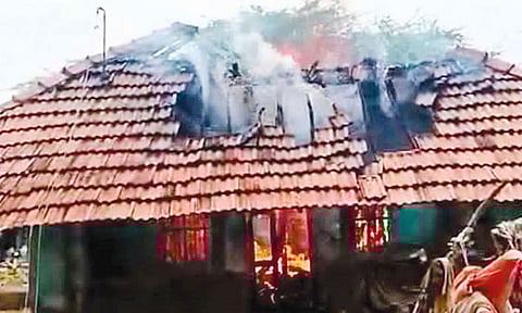 டி.வி. வெடித்ததில் வீடு தீப்பற்றி எரிந்ததை காணலாம்.