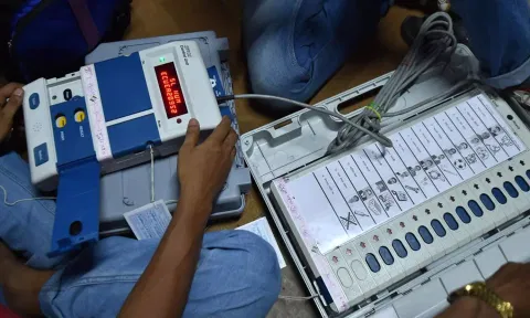 வாக்கு எந்திரத்தில் எக்கச்சக்க குளறுபடி - சென்னையில் பரபரப்பு