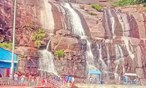 குற்றால அருவிகளுக்கு தண்ணீர் வரத்து குறைந்தது