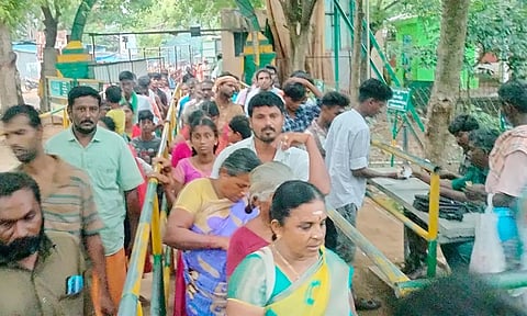 மழை எச்சரிக்கை: சதுரகிரியில் பக்தர்கள் மலையேற தயக்கம்