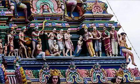 உயிரோட்டத்துடன் காணப்படும் கலைச்சிற்பம்