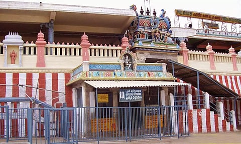 கர்பக்கிரகத்தில் காட்சியளிக்கும் சிற்பங்கள்