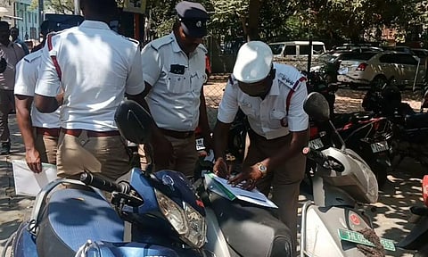 நம்பர் பிளேட்களில் ஸ்டிக்கர் ஒட்டினால் இனி வாகனங்கள் பறிமுதல்- அதிரடி உத்தரவு